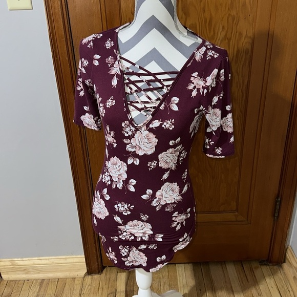 famous floral top size small. - Picture 2 of 4